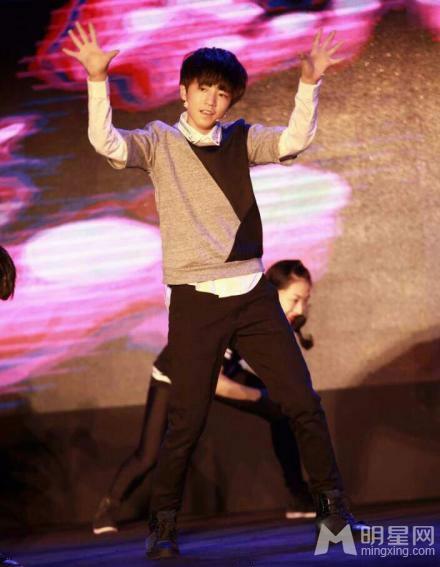 TFBOYS教室照 白色衬衫优雅阳光 TFBOYS图片图片
