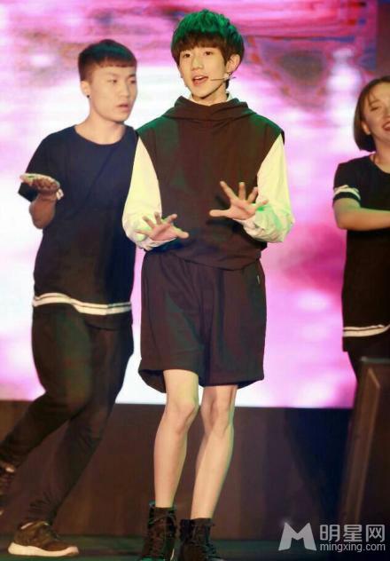 TFBOYS教室照 白色衬衫优雅阳光 TFBOYS图片图片