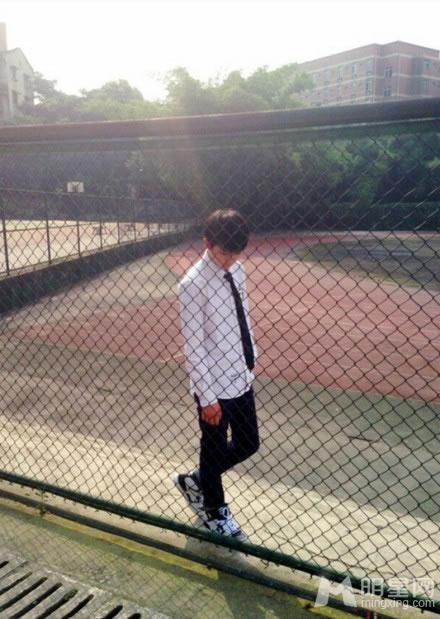TFBOYS教室照 白色衬衫优雅阳光 TFBOYS图片图片