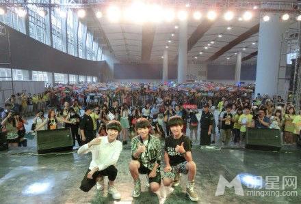 TFBOYS教室照 白色衬衫优雅阳光 TFBOYS图片图片