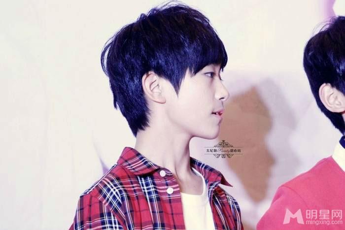 TFBOYS教室照 白色衬衫优雅阳光 TFBOYS图片图片