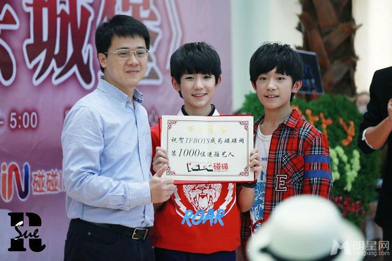 TFBOYS教室照 白色衬衫优雅阳光 TFBOYS图片图片
