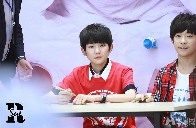 TFBOYS教室照 白色衬衫优雅阳光 TFBOYS图片图片