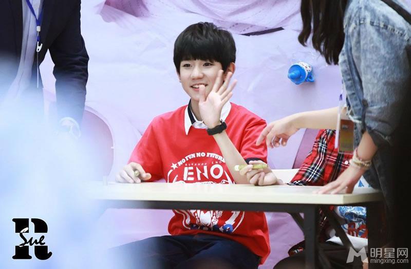 TFBOYS教室照 白色衬衫优雅阳光 TFBOYS图片图片