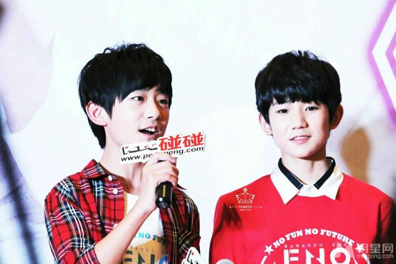 TFBOYS教室照 白色衬衫优雅阳光 TFBOYS图片图片