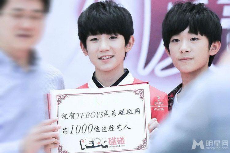 TFBOYS教室照 白色衬衫优雅阳光 TFBOYS图片图片