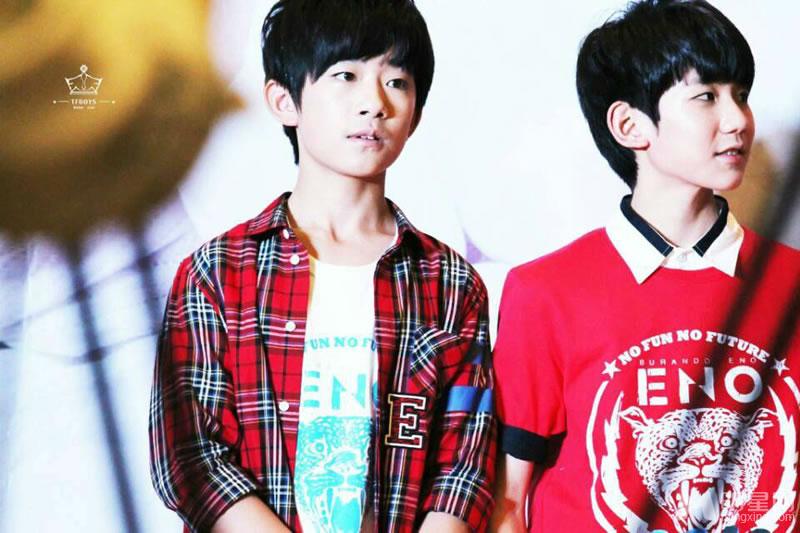 TFBOYS教室照 白色衬衫优雅阳光 TFBOYS图片图片