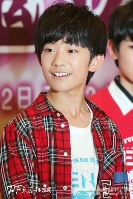 TFBOYS代言步步高广告 和何炅合照 TFBOYS图片图片