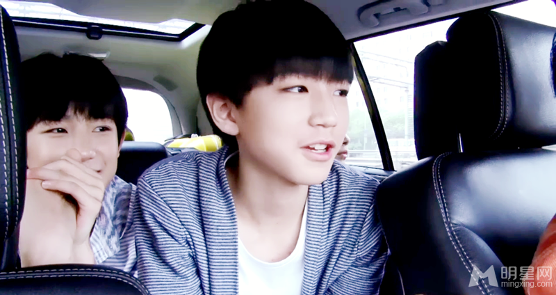 TFBOYS教室照 白色衬衫优雅阳光 TFBOYS图片图片