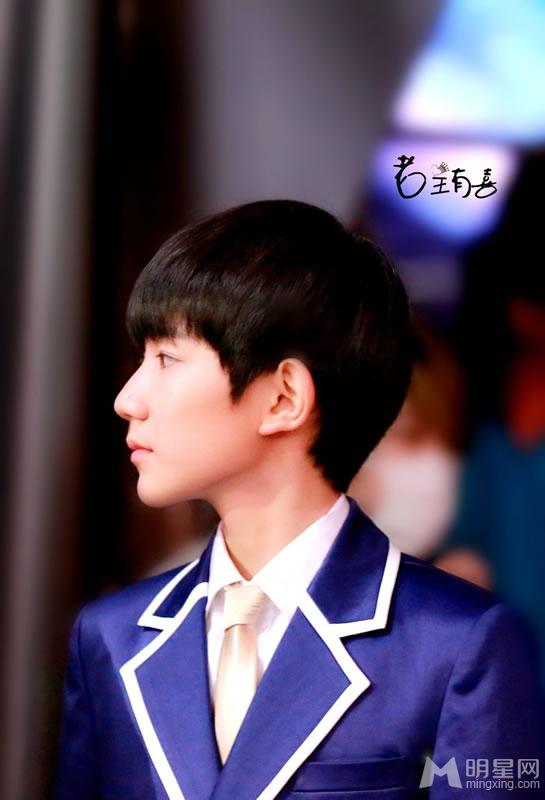 TFBOYS教室照 白色衬衫优雅阳光 TFBOYS图片图片
