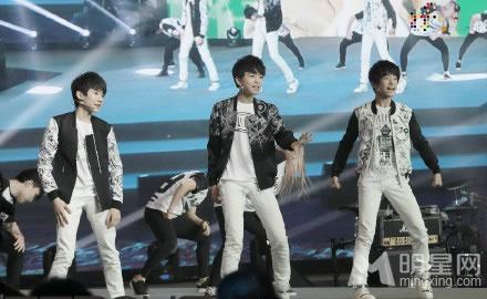 TFBOYS演唱现场 白色衬衫帅气阳光 TFBOYS图片图片