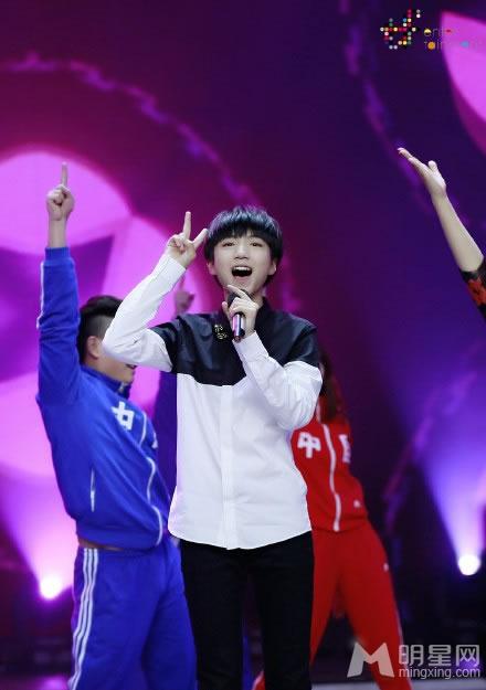 TFBOYS演唱现场 白色衬衫帅气阳光 TFBOYS图片图片