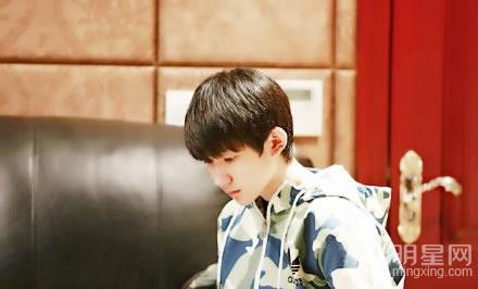 TFBOYS演唱现场 白色衬衫帅气阳光 TFBOYS图片图片