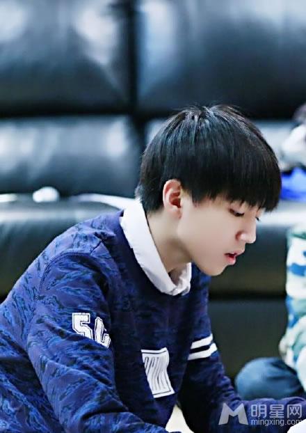 TFBOYS演唱现场 白色衬衫帅气阳光 TFBOYS图片图片