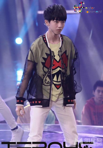 TFBOYS演唱现场 白色衬衫帅气阳光 TFBOYS图片图片