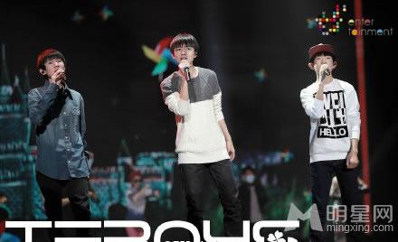 TFBOYS演唱现场 白色衬衫帅气阳光 TFBOYS图片图片