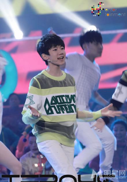 TFBOYS演唱现场 白色衬衫帅气阳光 TFBOYS图片图片