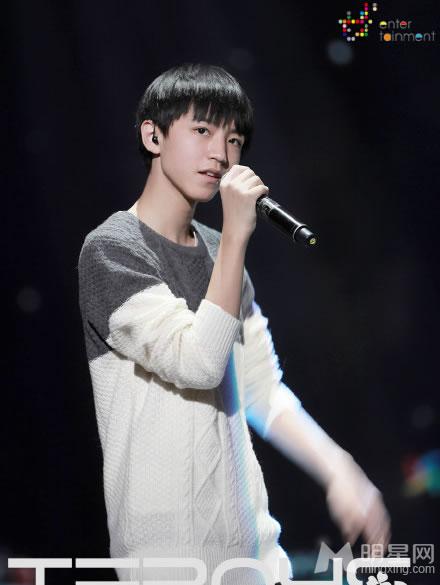 TFBOYS演唱现场 白色衬衫帅气阳光 TFBOYS图片图片