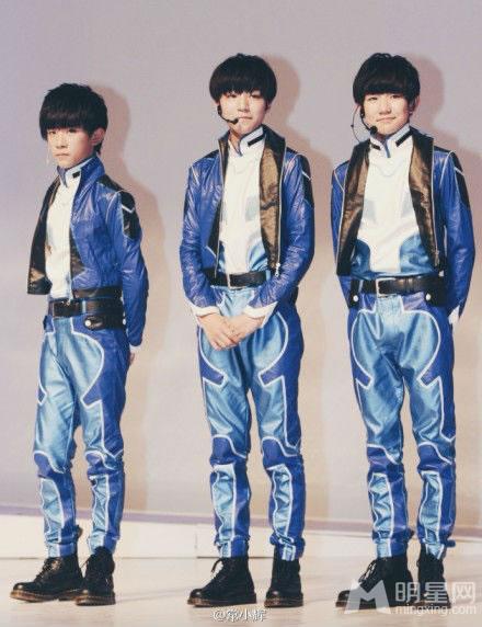 TFBOYS教室照 白色衬衫优雅阳光 TFBOYS图片图片
