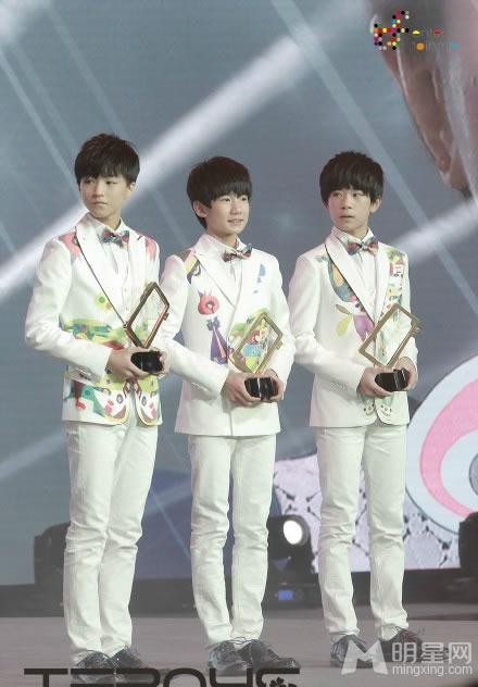 TFBOYS白色礼服 并献唱引观众兴奋 TFBOYS图片图片