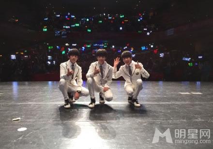 TFBOYS演唱现场 白色衬衫帅气阳光 TFBOYS图片图片