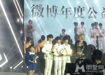 TFBOYS白色礼服 并献唱引观众兴奋 TFBOYS图片图片