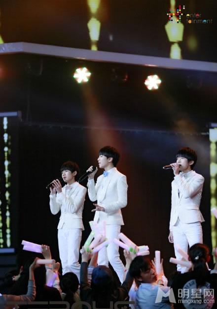 TFBOYS白色礼服 并献唱引观众兴奋 TFBOYS图片图片