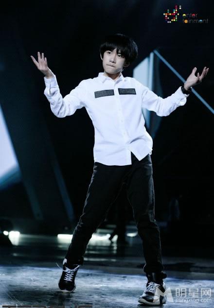 TFBOYS白色礼服 并献唱引观众兴奋 TFBOYS图片图片