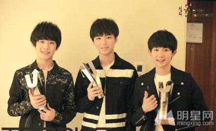 TFBOYS教室照 白色衬衫优雅阳光 TFBOYS图片图片