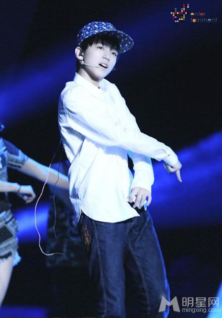 TFBOYS教室照 白色衬衫优雅阳光 TFBOYS图片图片