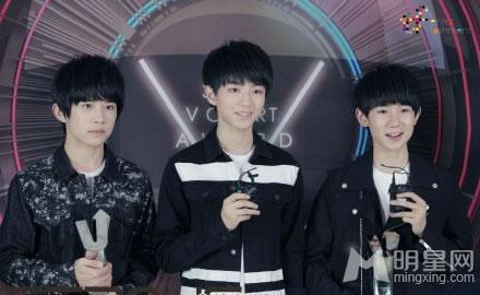 TFBOYS代言步步高广告 和何炅合照 TFBOYS图片图片