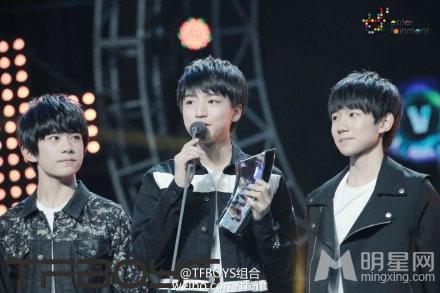TFBOYS教室照 白色衬衫优雅阳光 TFBOYS图片图片
