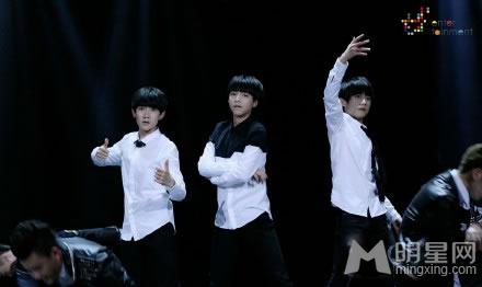 TFBOYS教室照 白色衬衫优雅阳光 TFBOYS图片图片