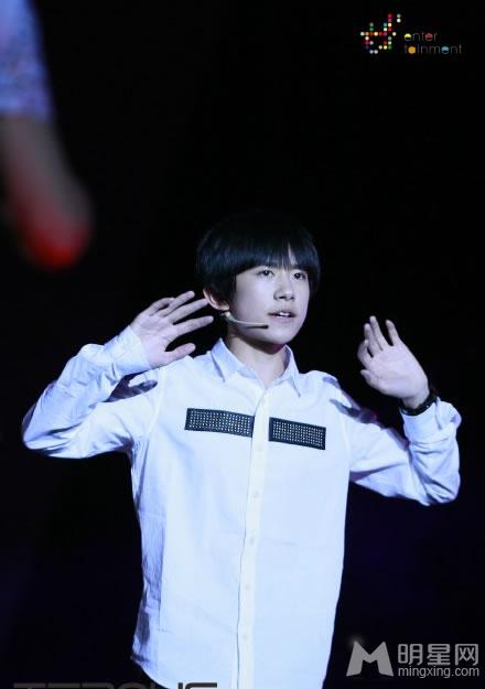 TFBOYS教室照 白色衬衫优雅阳光 TFBOYS图片图片