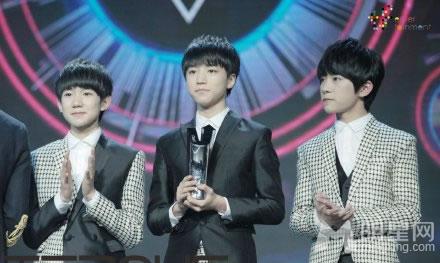 TFBOYS教室照 白色衬衫优雅阳光 TFBOYS图片图片