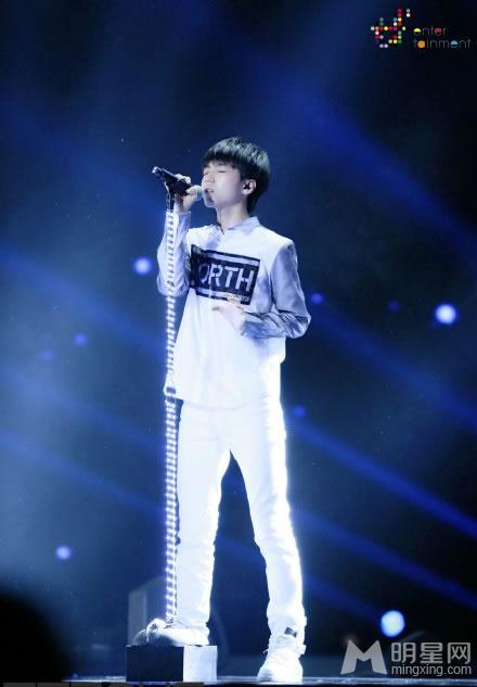 TFBOYS教室照 白色衬衫优雅阳光 TFBOYS图片图片