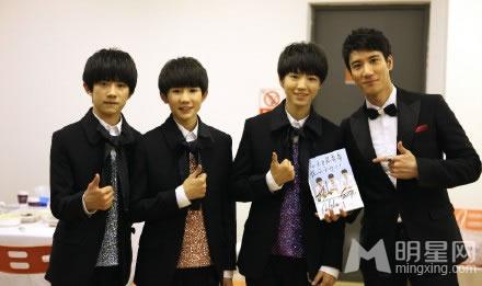 TFBOYS教室照 白色衬衫优雅阳光 TFBOYS图片图片