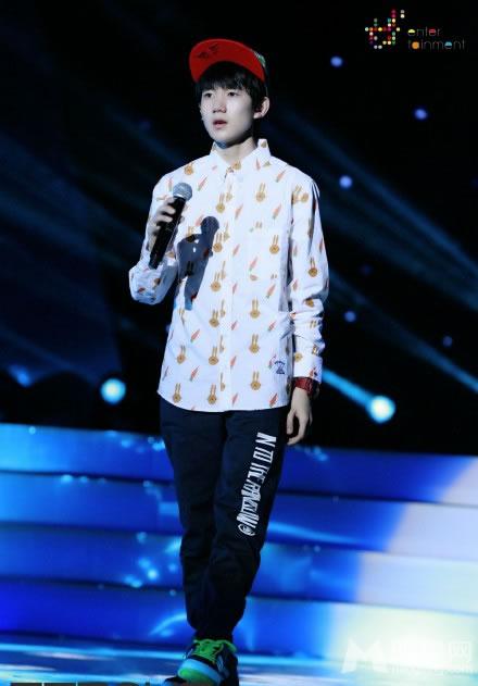 TFBOYS教室照 白色衬衫优雅阳光 TFBOYS图片图片