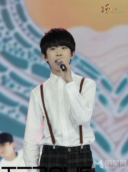 TFBOYS演唱现场 白色衬衫帅气阳光 TFBOYS图片图片