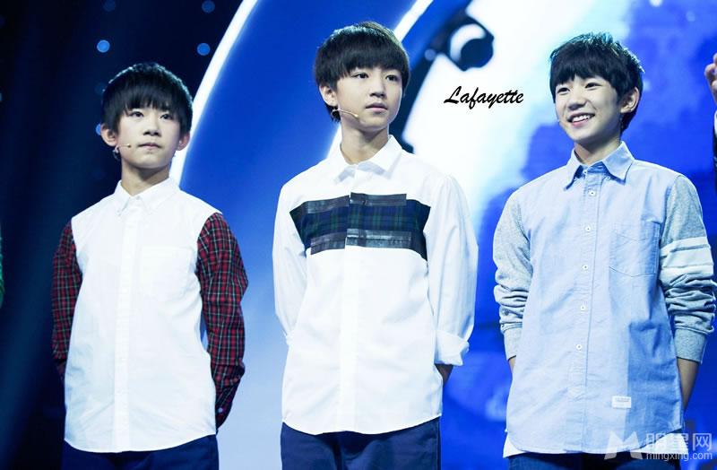 TFBOYS白色礼服 并献唱引观众兴奋 TFBOYS图片图片