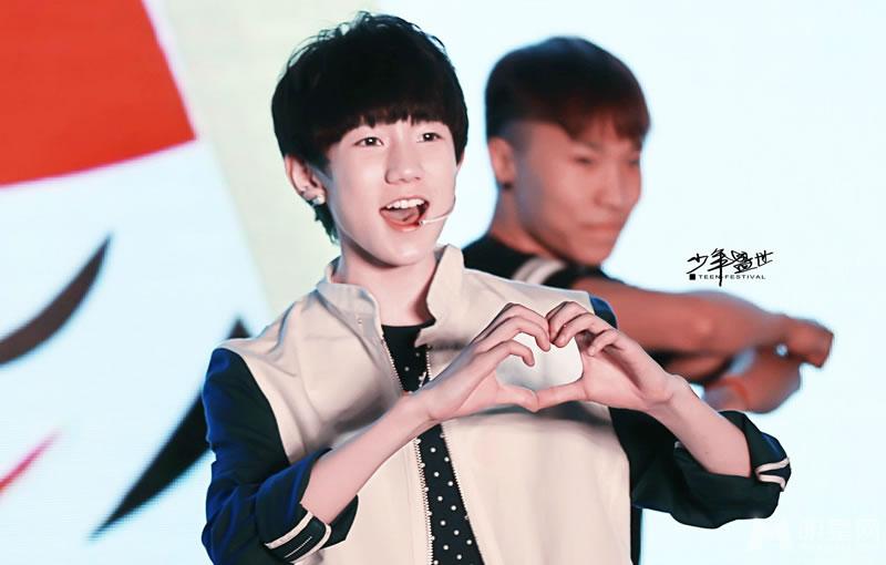 TFBOYS王源迷彩服深情演唱 TFBOYS图片王源图片图片
