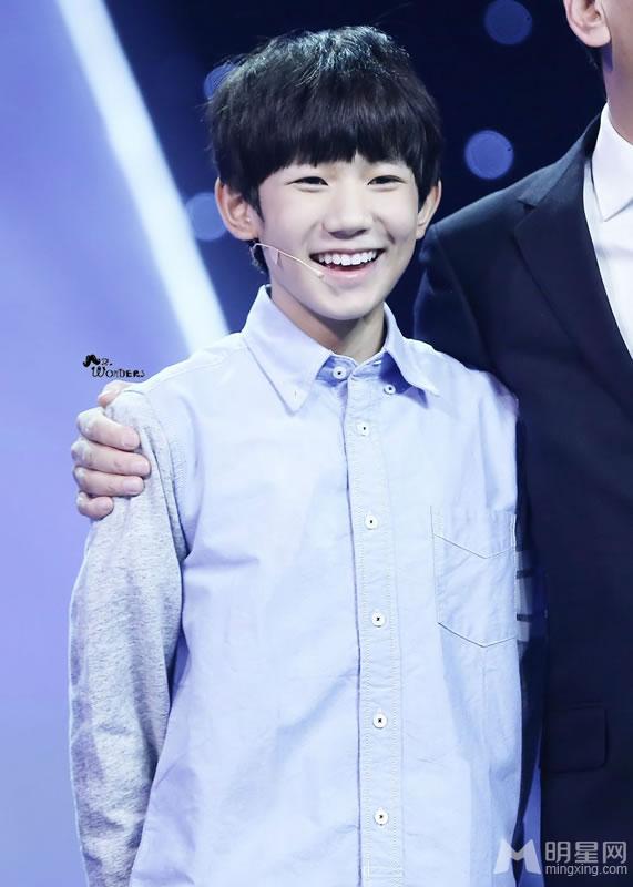 TFBOYS王源迷彩服深情演唱 TFBOYS图片王源图片图片