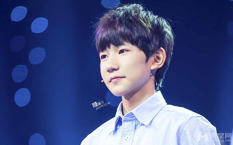 TFBOYS王源迷彩服深情演唱 TFBOYS图片王源图片图片