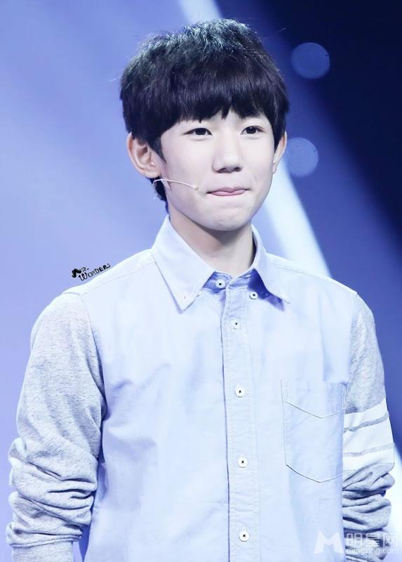 TFBOYS王源迷彩服深情演唱 TFBOYS图片王源图片图片