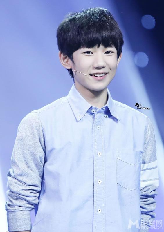 TFBOYS王源迷彩服深情演唱 TFBOYS图片王源图片图片