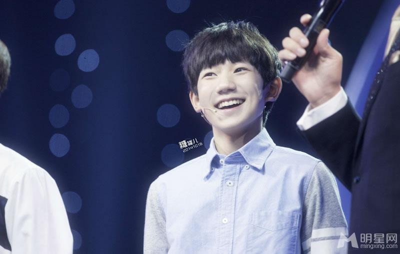 TFBOYS王源迷彩服深情演唱 TFBOYS图片王源图片图片