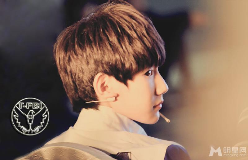 TFBOYS王源迷彩服深情演唱 TFBOYS图片王源图片图片