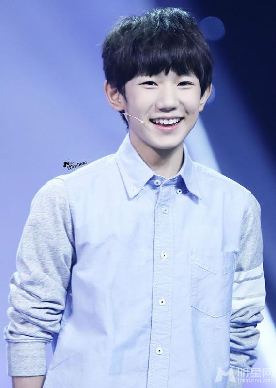 TFBOYS王源迷彩服深情演唱 TFBOYS图片王源图片图片