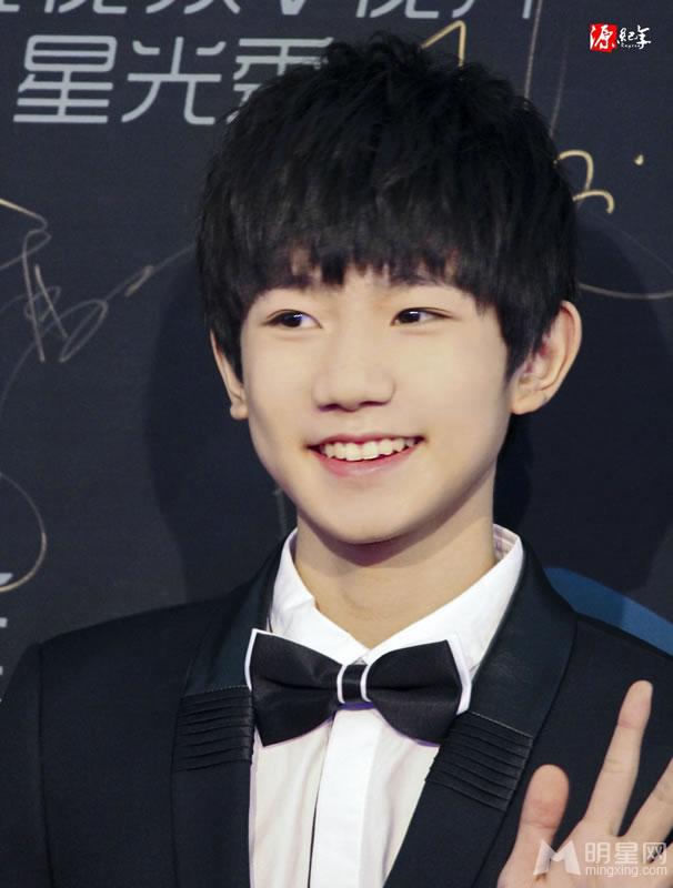 TFBOYS王源黑色礼服微笑甜美 TFBOYS图片王源图片图片
