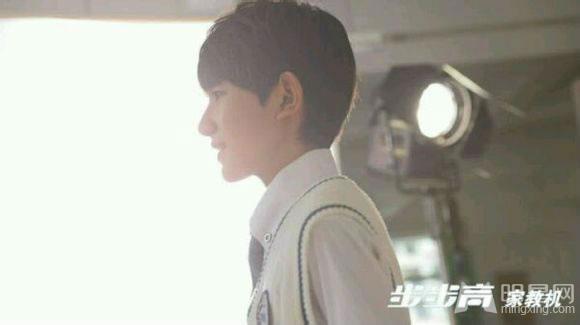 TFBOYS代言步步高广告 和何炅老师合照图片